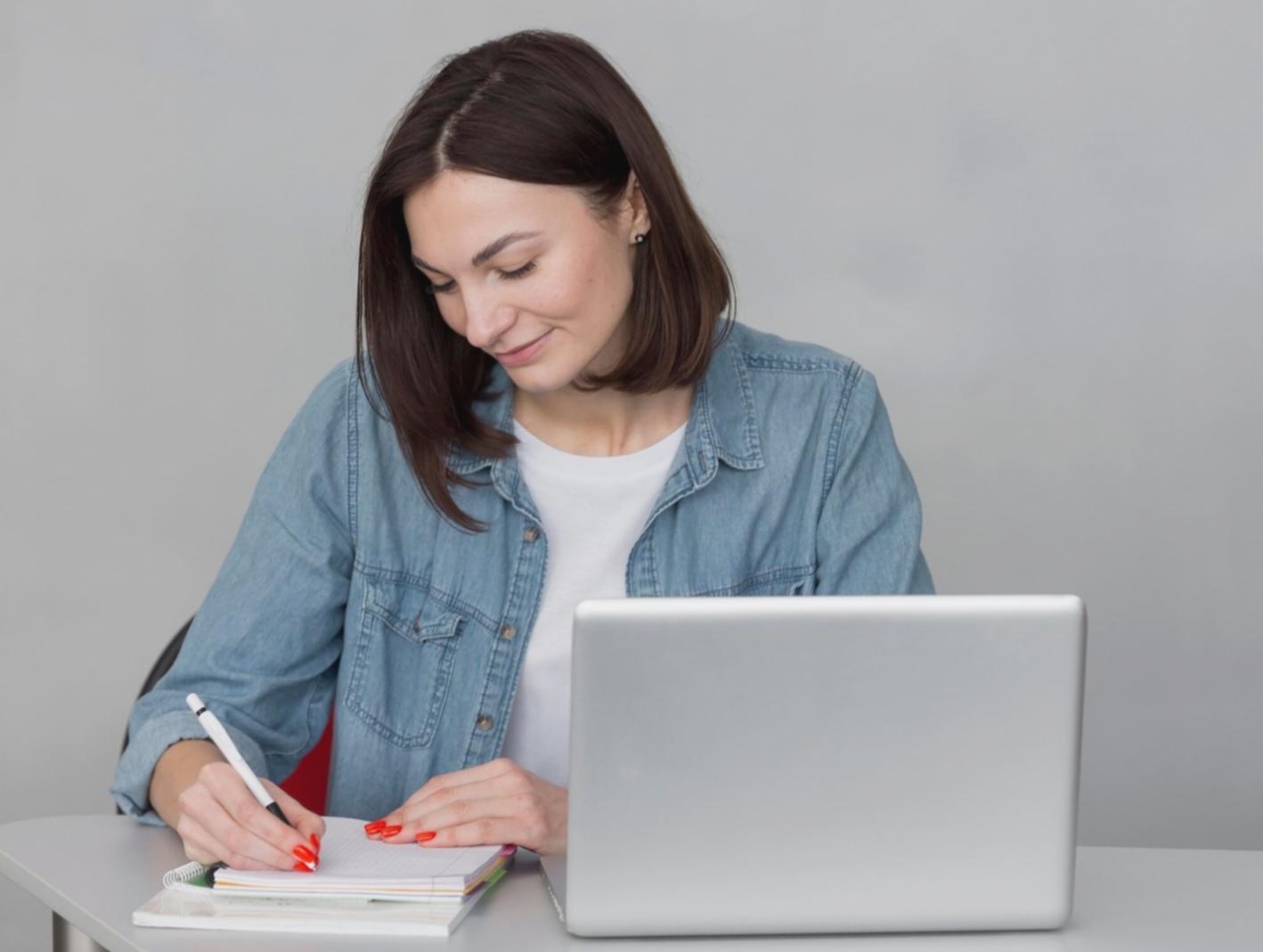 Moderne Büroumgebung mit Fokus auf Teamarbeit und strategische Planung