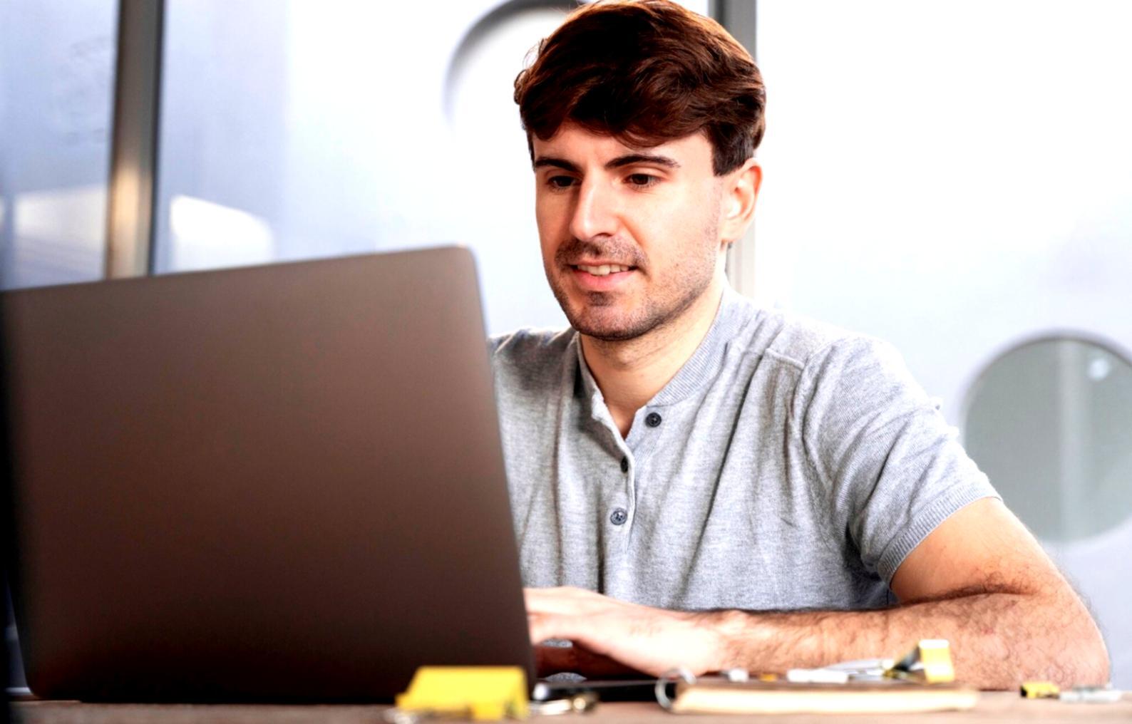 Geschäftsmann analysiert Finanzberichte am Computer