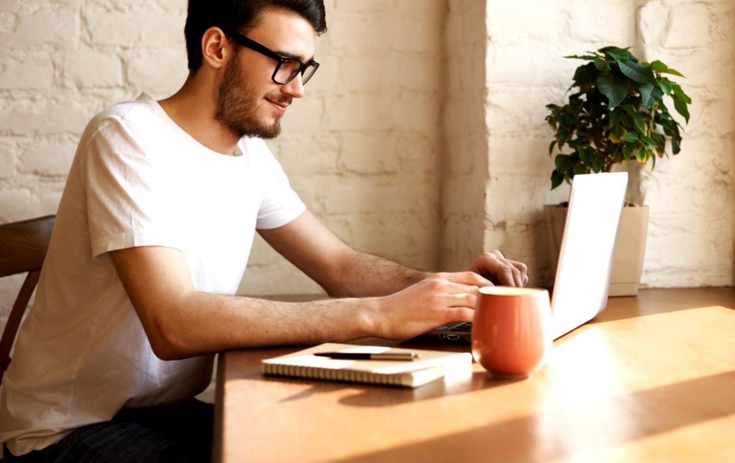 Modernes Büro mit Finanzdiagrammen und Analysewerkzeugen